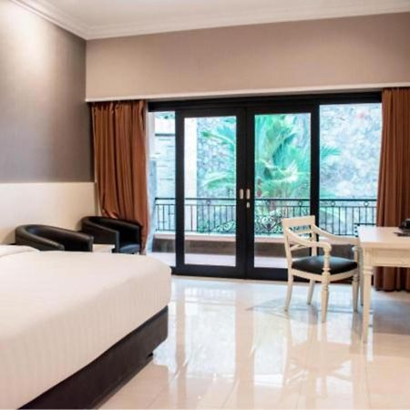Luminor Hotel Jember By Wh Extérieur photo