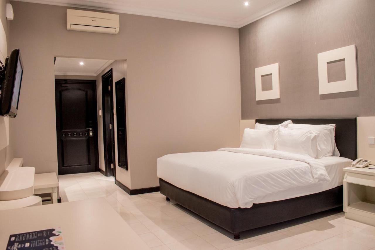 Luminor Hotel Jember By Wh Extérieur photo