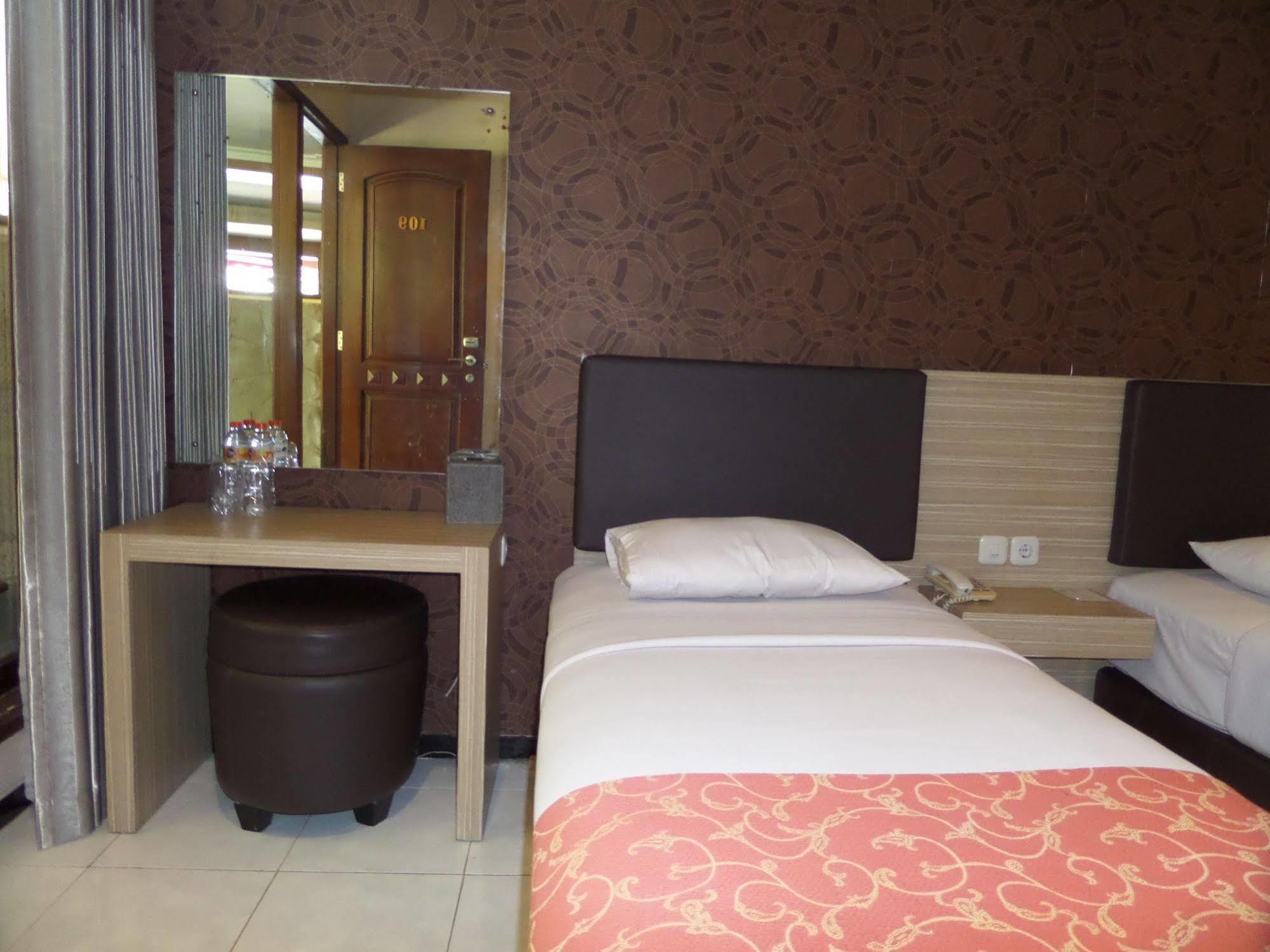 Luminor Hotel Jember By Wh Extérieur photo