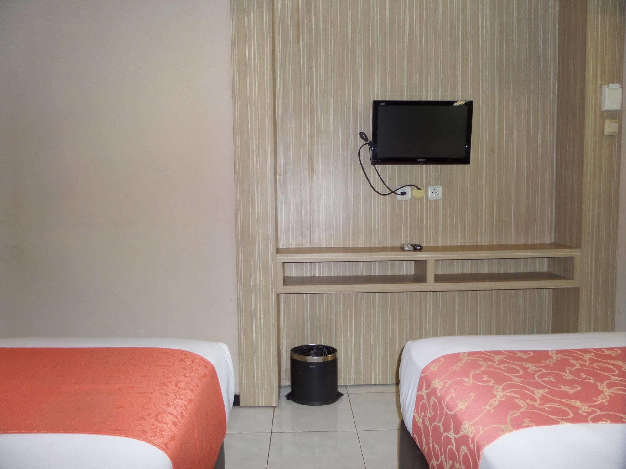 Luminor Hotel Jember By Wh Extérieur photo
