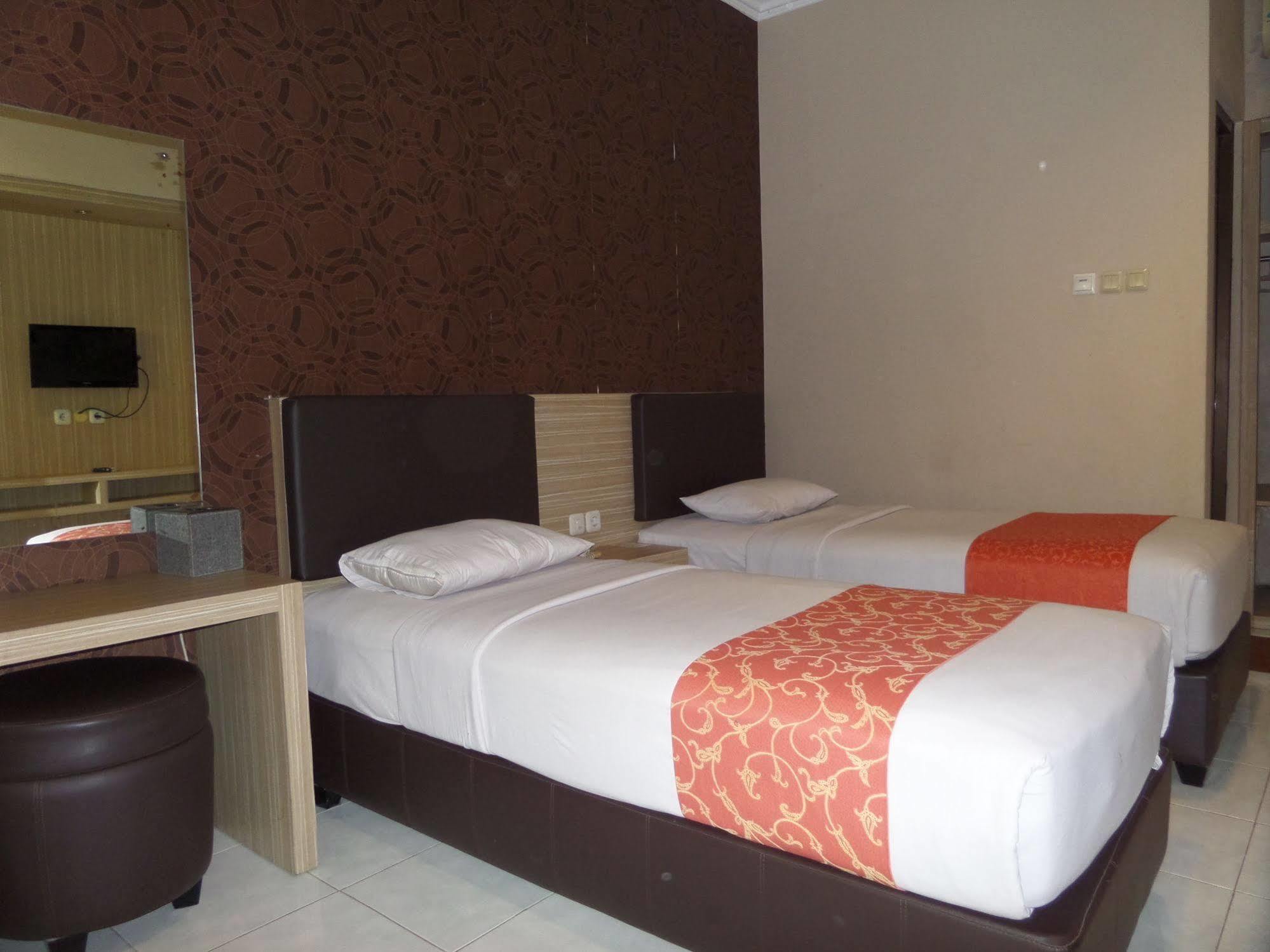 Luminor Hotel Jember By Wh Extérieur photo