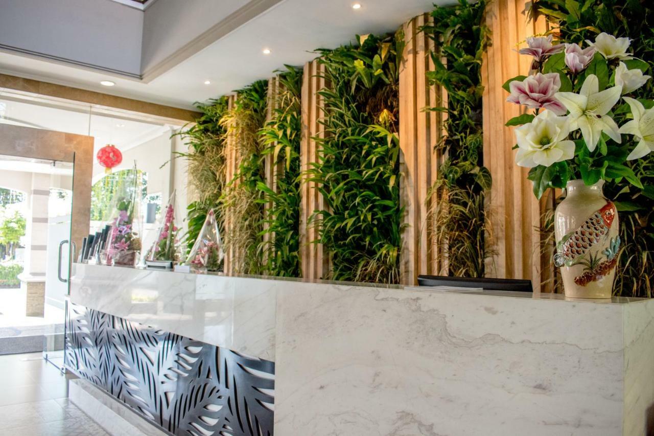 Luminor Hotel Jember By Wh Extérieur photo